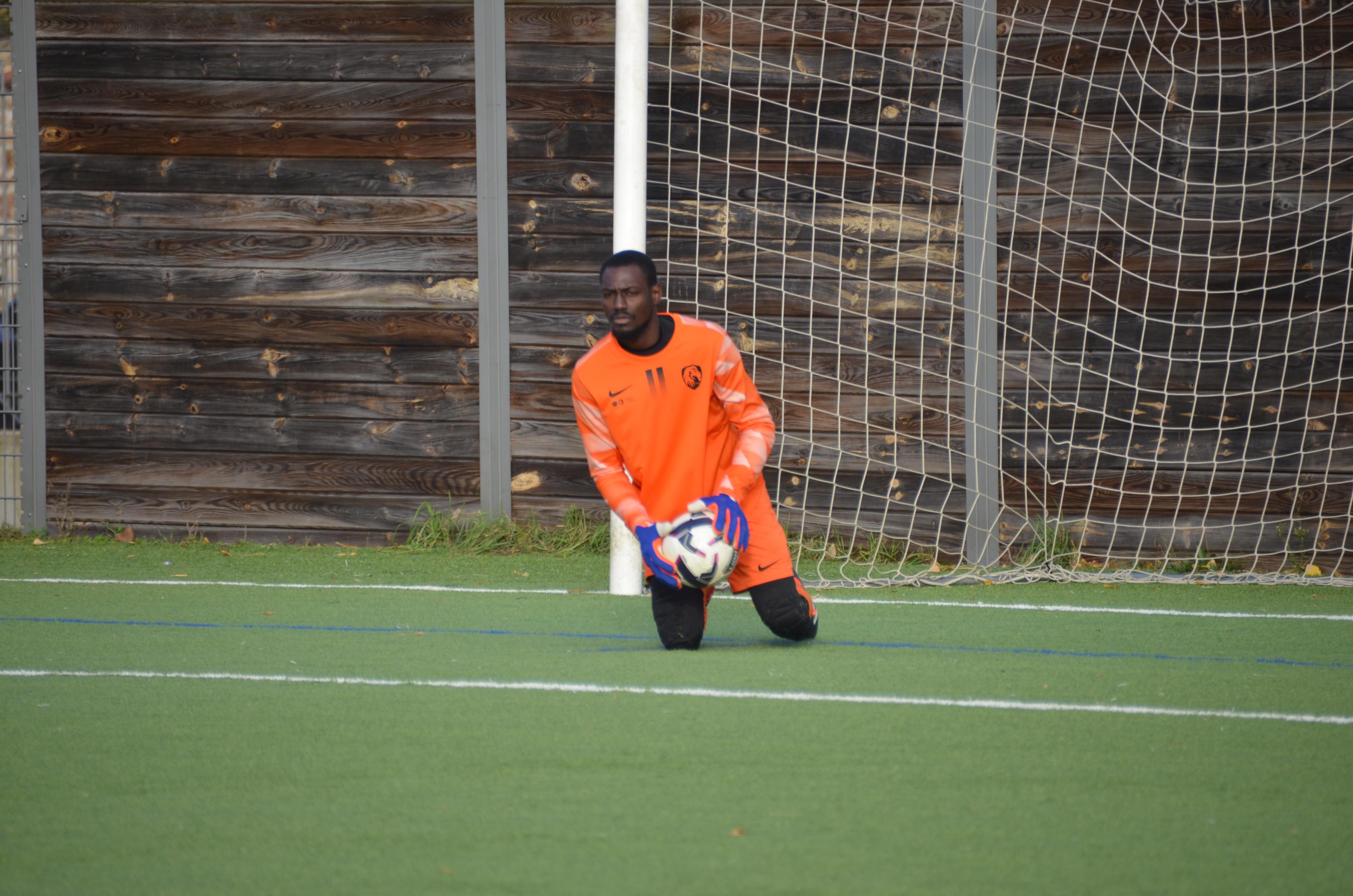 Nathan jouant au football